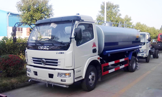 東風多利卡7-9噸灑水車