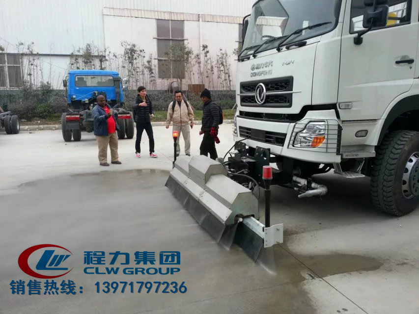 路面高壓清洗車(chē)客戶驗(yàn)車(chē) 路面高壓清洗車(chē)客戶驗(yàn)車(chē)