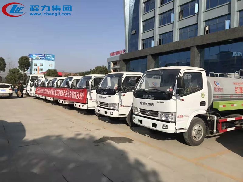 客戶訂購10臺東風多利卡5噸灑水車批量發車