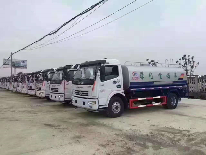 客戶訂購東風多利卡10噸灑水車批量發車