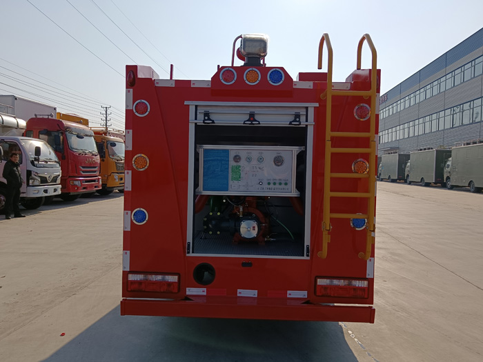 5噸消防灑水車廠家_油庫貨場港口碼頭消防車_2.5-5噸泡沫消防車現車報價