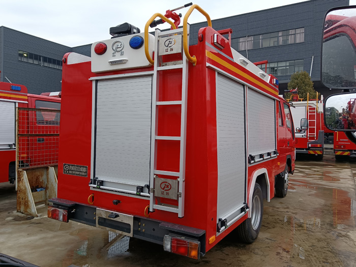 5噸消防灑水車價格_石油化工冶煉廠消防車_2.5-5噸泡沫消防車現車報價